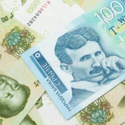 cent-dinars-serbes-avec-les-factures-chinoises-d-un-yuan-une-fin-des-billets-bleu-et-blanc-de-dinar-sur-fond-chinois-170550353